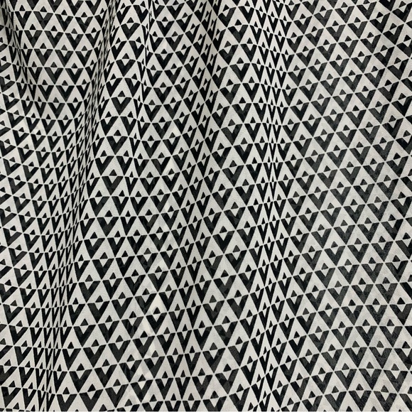 H&M Black & White geometric print hi-low sheer sleeveless button-down. Size 2 - Picture 15 of 15